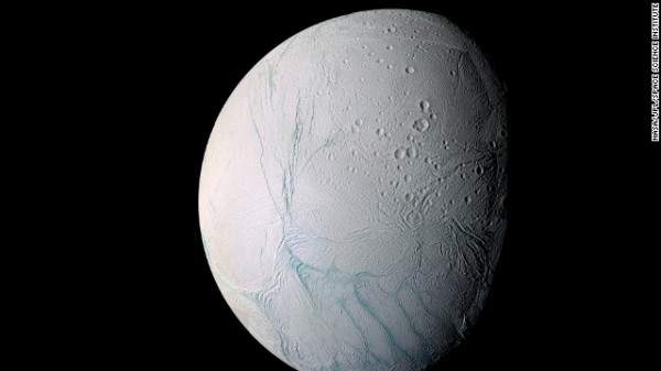 Phát hiện có hồ nước nóng trên Mặt Trăng Sao Thổ 3