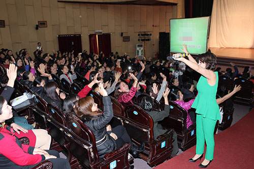 Diva Mỹ Linh trao học bổng cho con em phụ nữ khó khăn 12
