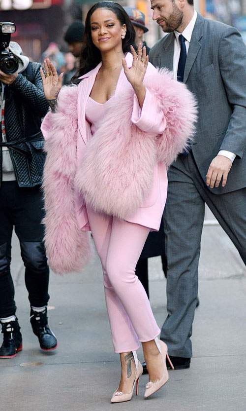 Rihanna đột nhiên phát cuồng với màu hồng 24