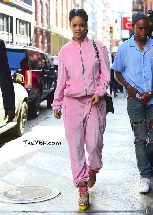 Rihanna đột nhiên phát cuồng với màu hồng 45