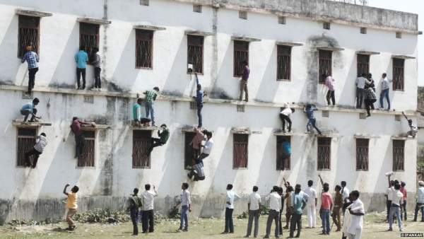 Ấn Độ: Hàng trăm “người nhện” trèo tường ném phao cho thí sinh 1