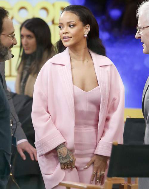 Rihanna đột nhiên phát cuồng với màu hồng 30