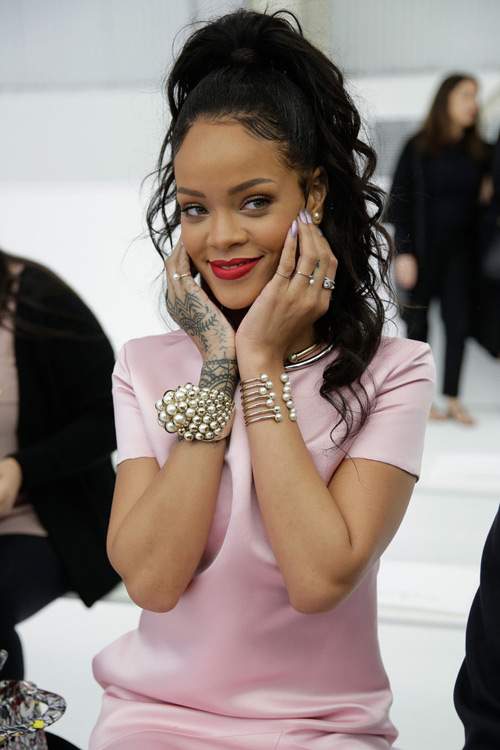 Rihanna đột nhiên phát cuồng với màu hồng 21