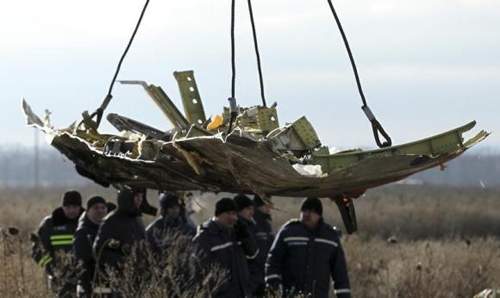 Tìm thấy mảnh kim loại nghi của tên lửa tại hiện trường MH17