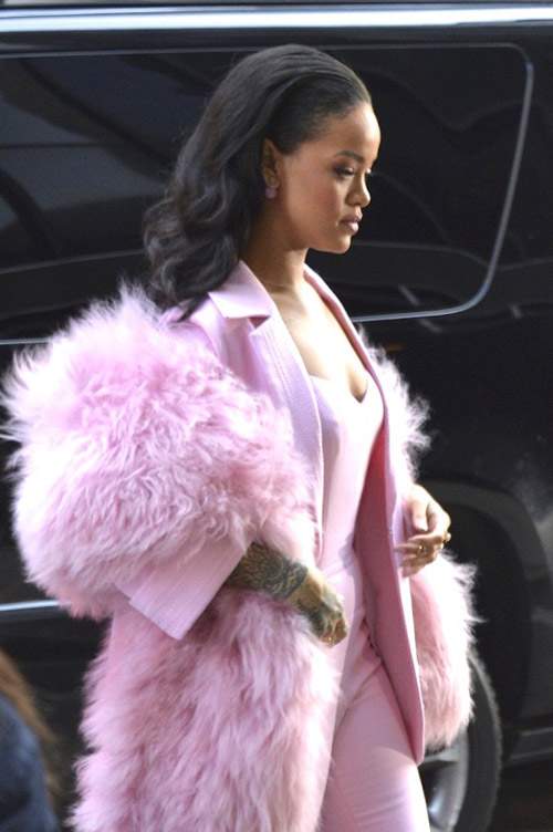 Rihanna đột nhiên phát cuồng với màu hồng 27