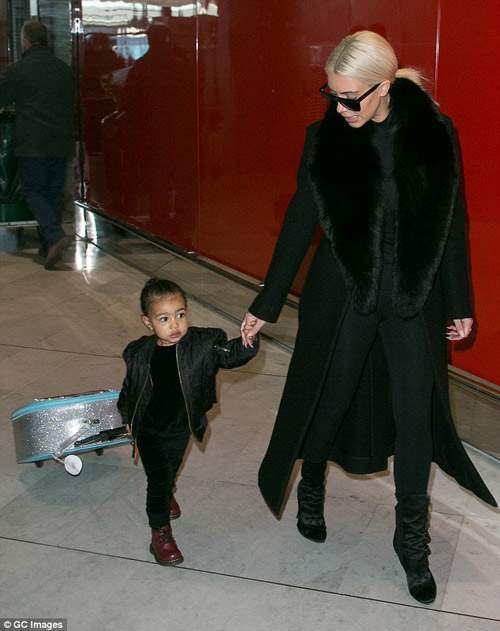 Kim Kardashian khoe ảnh con gái giống hệt mẹ 9