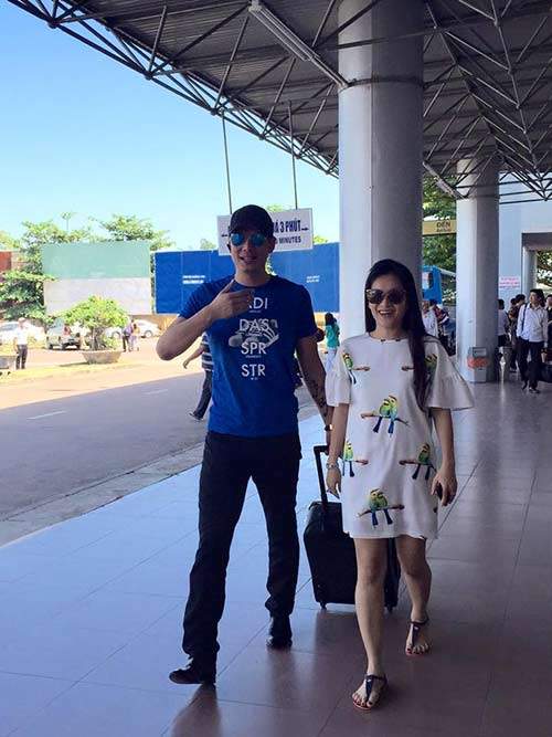 Vợ chồng Bình Minh - Anh Thơ tình cảm ở sân bay 9