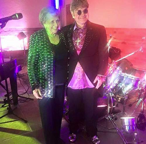Mẹ Elton John thuê người đóng giả con trai trong sinh nhật