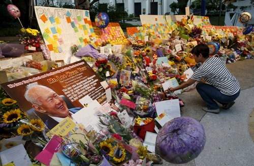 Người Singapore "phủ hoa" bệnh viện ông Lý Quang Diệu đang điều trị