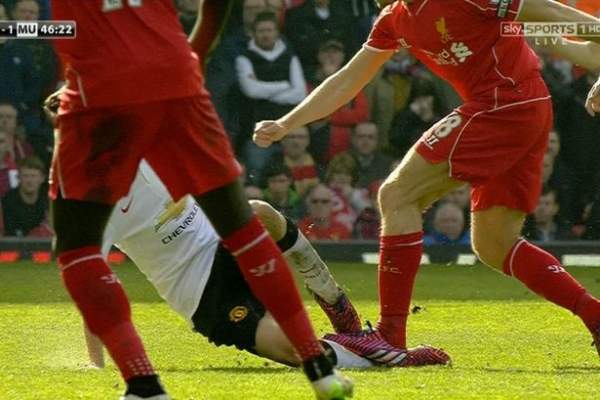 Gerrard xin lỗi CĐV Liverpool khi nhận thẻ đỏ ngu ngốc