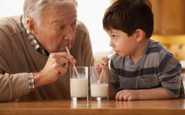 3 cốc sữa mỗi ngày giúp ngăn ngừa thoái thần kinh ở người già