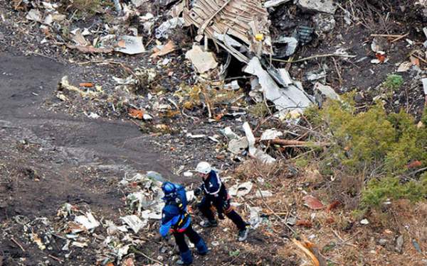 Airbus A320 rơi: Những thi thể đầu tiên được đưa khỏi sườn núi 2