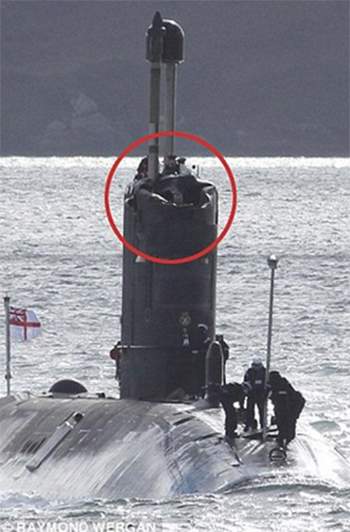 Tàu ngầm hạt nhân Anh bị móp mũi khi truy đuổi tàu lạ