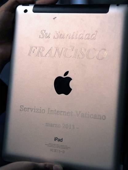 iPad của Đức Giáo Hoàng Francis trị giá 652 triệu đồng
