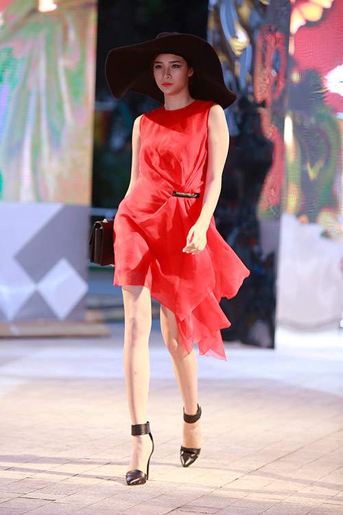 Jennifer Phạm tự tin sải bước catwalk trong Đẹp show 9