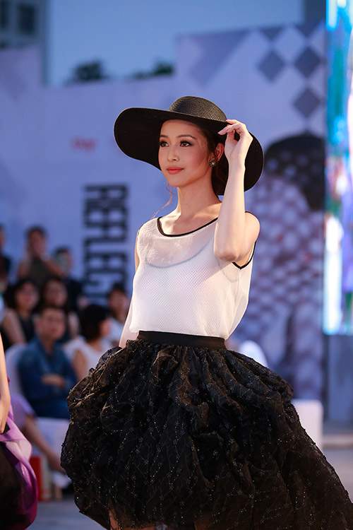 Jennifer Phạm tự tin sải bước catwalk trong Đẹp show 39