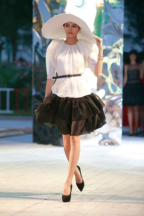 Jennifer Phạm tự tin sải bước catwalk trong Đẹp show 24