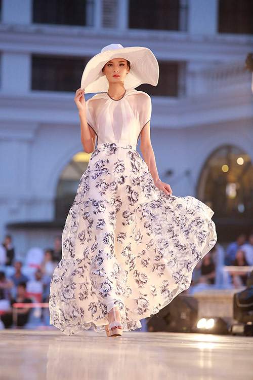 Jennifer Phạm tự tin sải bước catwalk trong Đẹp show 18