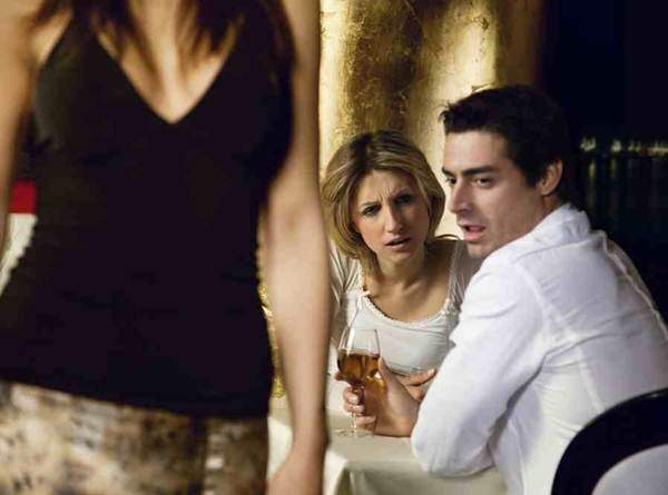 10 cách kiềm chế cảm xúc khi phát hiện chồng ngoại tình