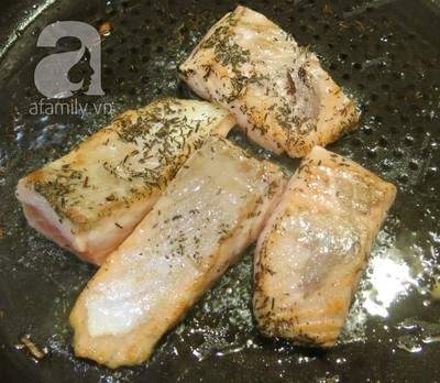 Cách làm cơm chiên cá hồi tơi mềm ngon cho bữa trưa 3