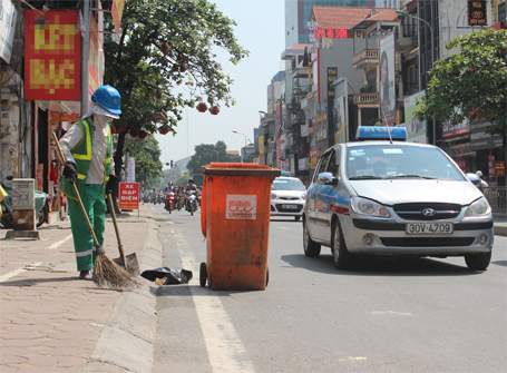 Hà Nội: Nắng nóng “vắt kiệt” sức người lao động ngoài trời 2