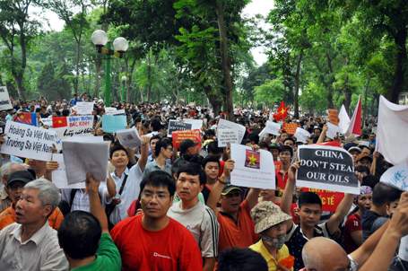 Đại biểu hối thúc Luật Biểu tình khi Trung Quốc xâm phạm chủ quyền