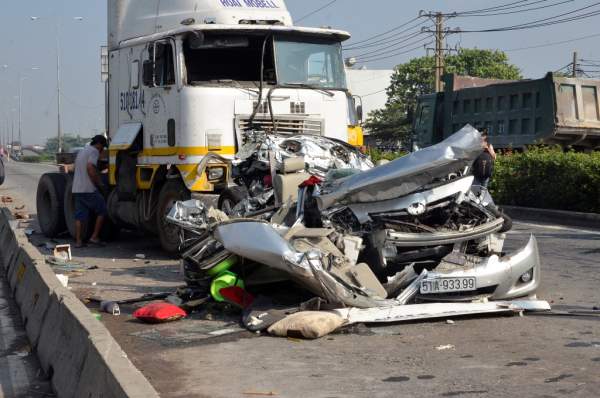 Tài xế container ngủ gật khi tông nát xe con khiến 5 người thiệt mạng?
