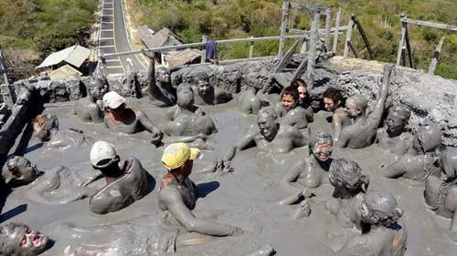 Lạ kỳ du khách chen nhau tắm bùn trên... đỉnh núi lửa