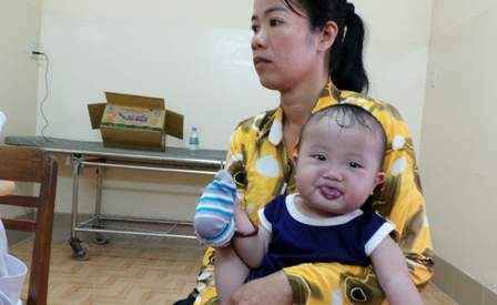 Cha mẹ nghèo, bé trai 1 tuổi đối mặt nguy cơ đột tử