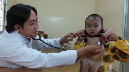Cha mẹ nghèo, bé trai 1 tuổi đối mặt nguy cơ đột tử 2