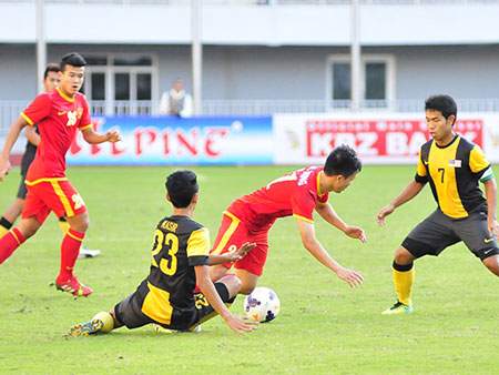 U23 Việt Nam đối phó với lối chơi bạo lực của U23 Malaysia