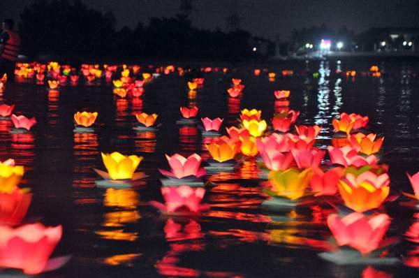 Ảnh: Ngàn hoa đăng đẹp lung linh trên sông Sài Gòn 18