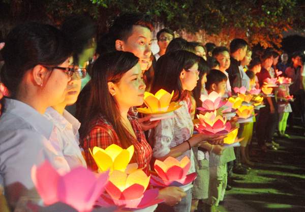 Ảnh: Ngàn hoa đăng đẹp lung linh trên sông Sài Gòn 9