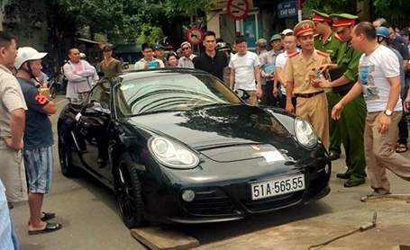 Hà Nội: Tài xế cố thủ trên xe Porsche bị tước bằng lái