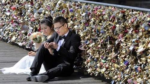 Hình ảnh Paris chính thức phá dỡ hàng trăm nghìn “biểu tượng tình yêu“ 2