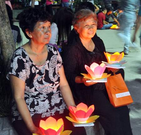 Ảnh: Ngàn hoa đăng đẹp lung linh trên sông Sài Gòn 12
