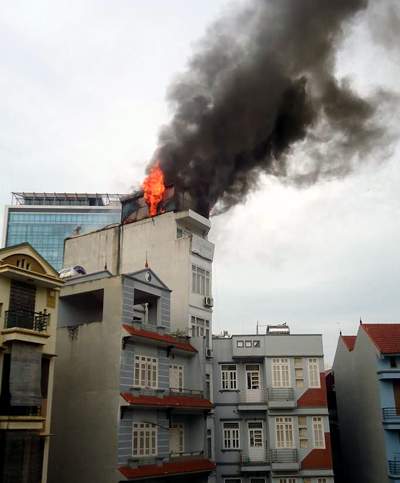 Hà Nội: Khách nháo nhác chạy ra từ khách sạn bốc cháy