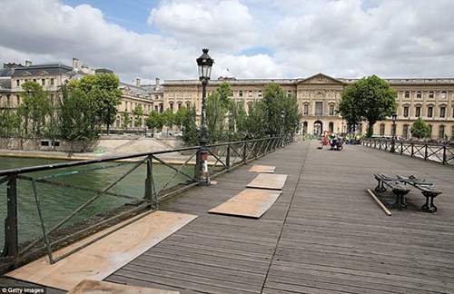 Hình ảnh Paris chính thức phá dỡ hàng trăm nghìn “biểu tượng tình yêu“ 13