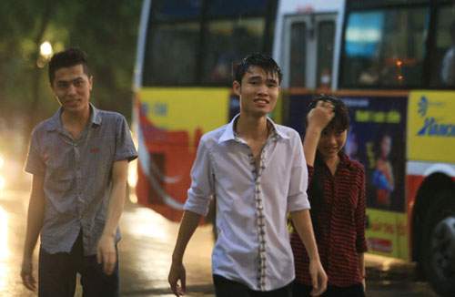 Ảnh: Người Hà Nội thích thú tắm "mưa vàng” 10