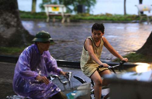 Ảnh: Người Hà Nội thích thú tắm "mưa vàng” 13