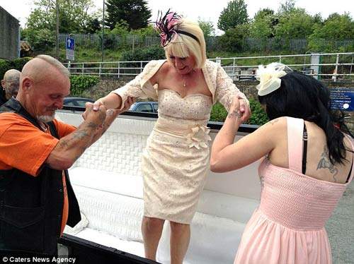 Cô dâu gây sốc khi xuất hiện tại đám cưới trong quan tài 12