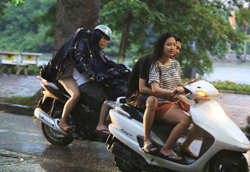 Ảnh: Người Hà Nội thích thú tắm "mưa vàng” 14