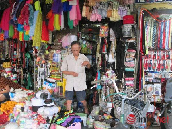 "Sửng sốt" với những cửa hàng siêu nhỏ, siêu đắt ở Hà Nội 39