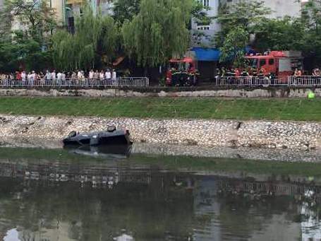 Hà Nội: Xe bán tải lao xuống sông Tô Lịch, tài xế tử vong