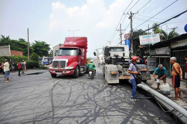 TPHCM: Xe container đẩy xe tải “bay” qua dải phân cách 4