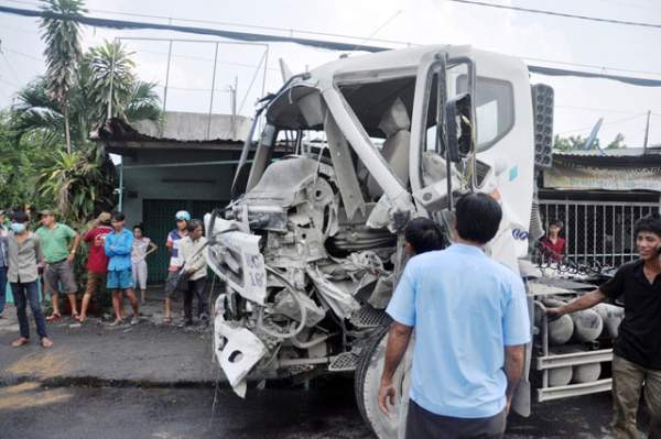 TPHCM: Xe container đẩy xe tải “bay” qua dải phân cách 5