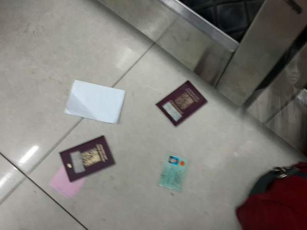 Bị khách ném hộ chiếu vào mặt, NV hàng không ném trả