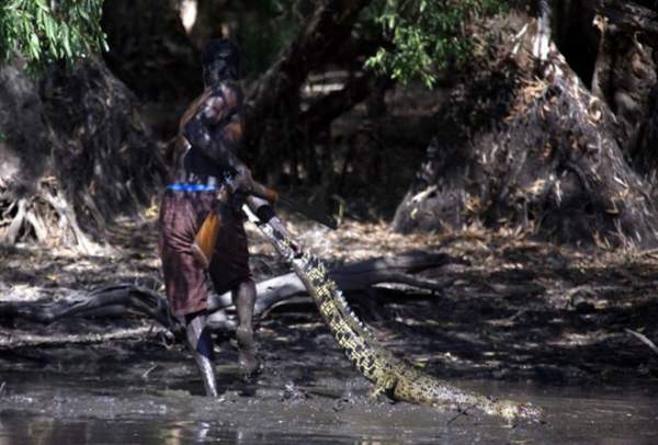 Bộ tộc 60 ngàn năm săn lùng cá sấu trong rừng thẳm 15