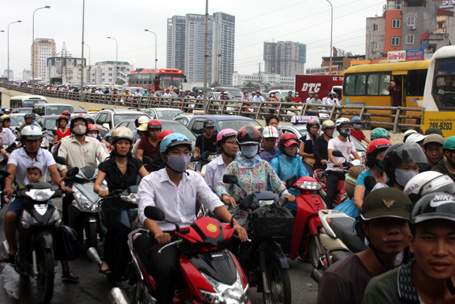 Hà Nội “gom” được bao nhiêu tiền từ phí bảo trì đường bộ xe máy?