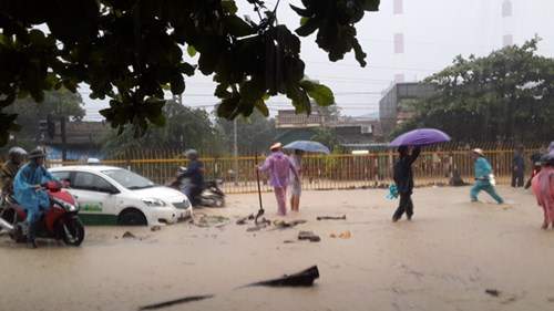 Hình ảnh CSGT dầm mưa phân luồng chống ùn tắc